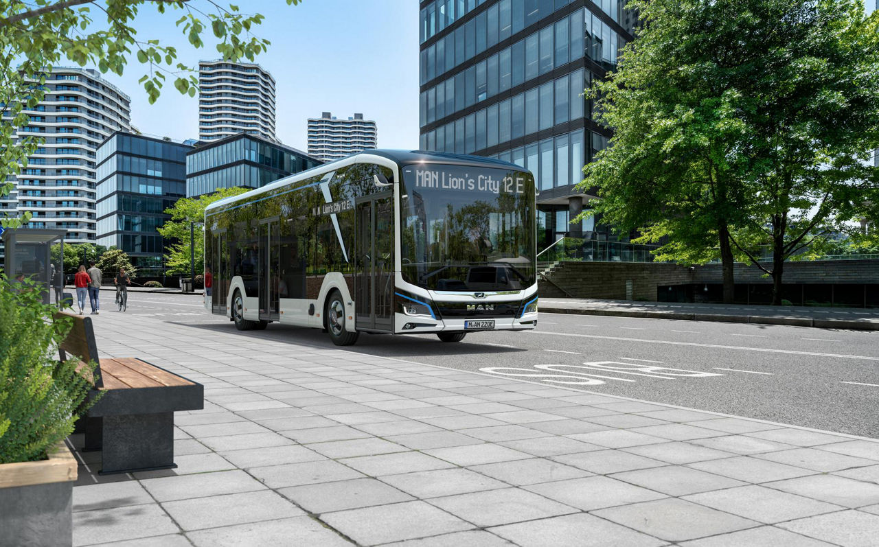 Schwarzer MAN Lion's City 12 E fährt auf Staße