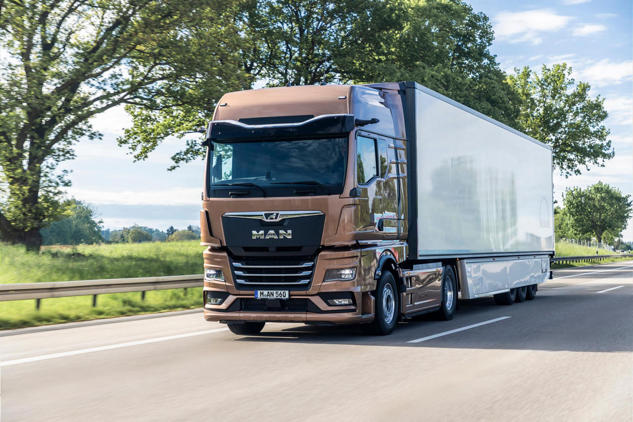 MAN Truck fahrend auf der Straße
