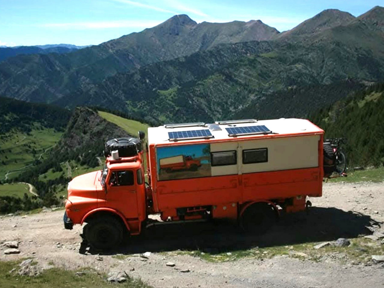 Alter MAN Lkw vor Bergen