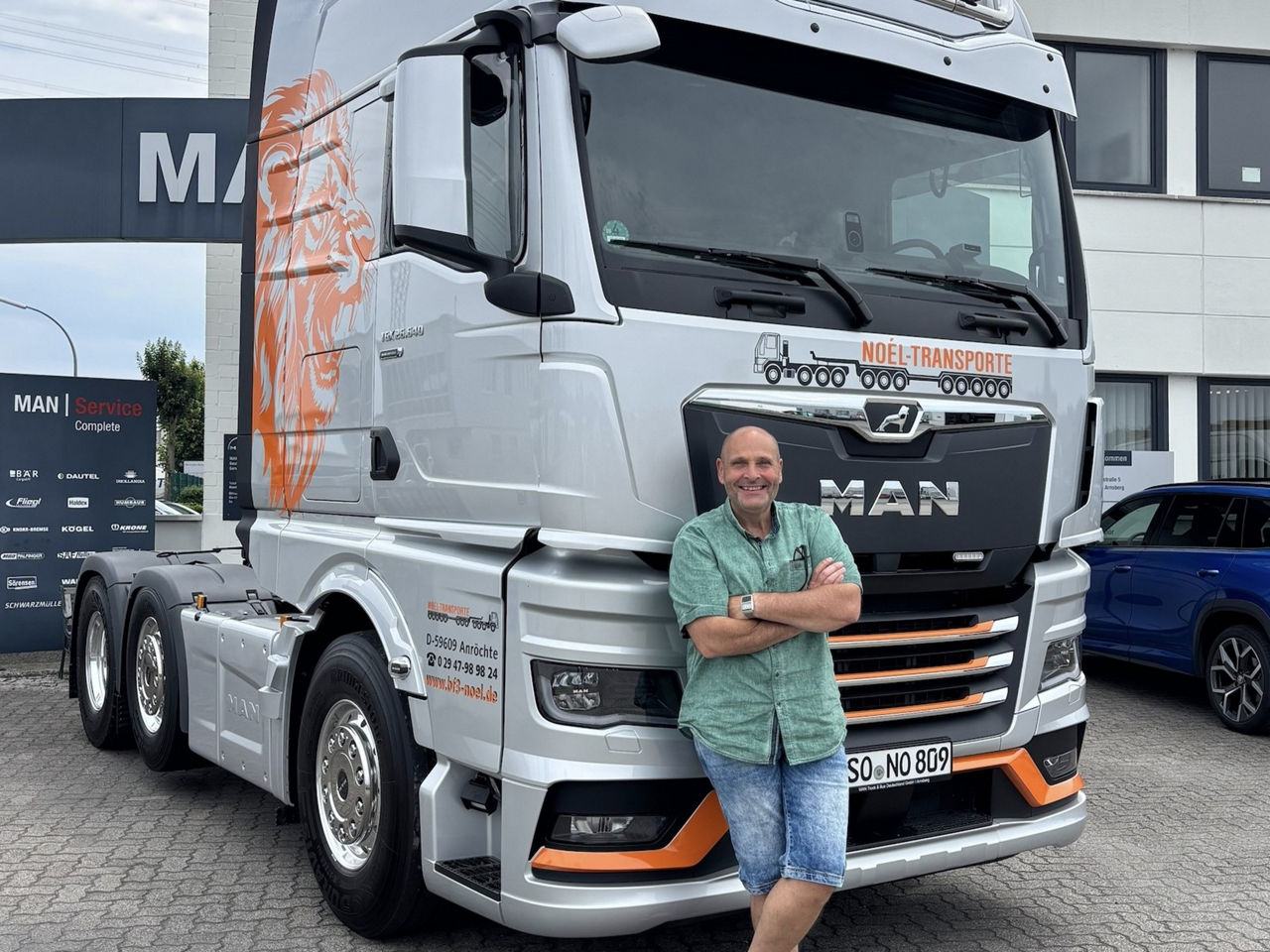 Thomas Masalkhi steht vor seinem neuen MAN TGX vor dem MAN Servicebetieb. 