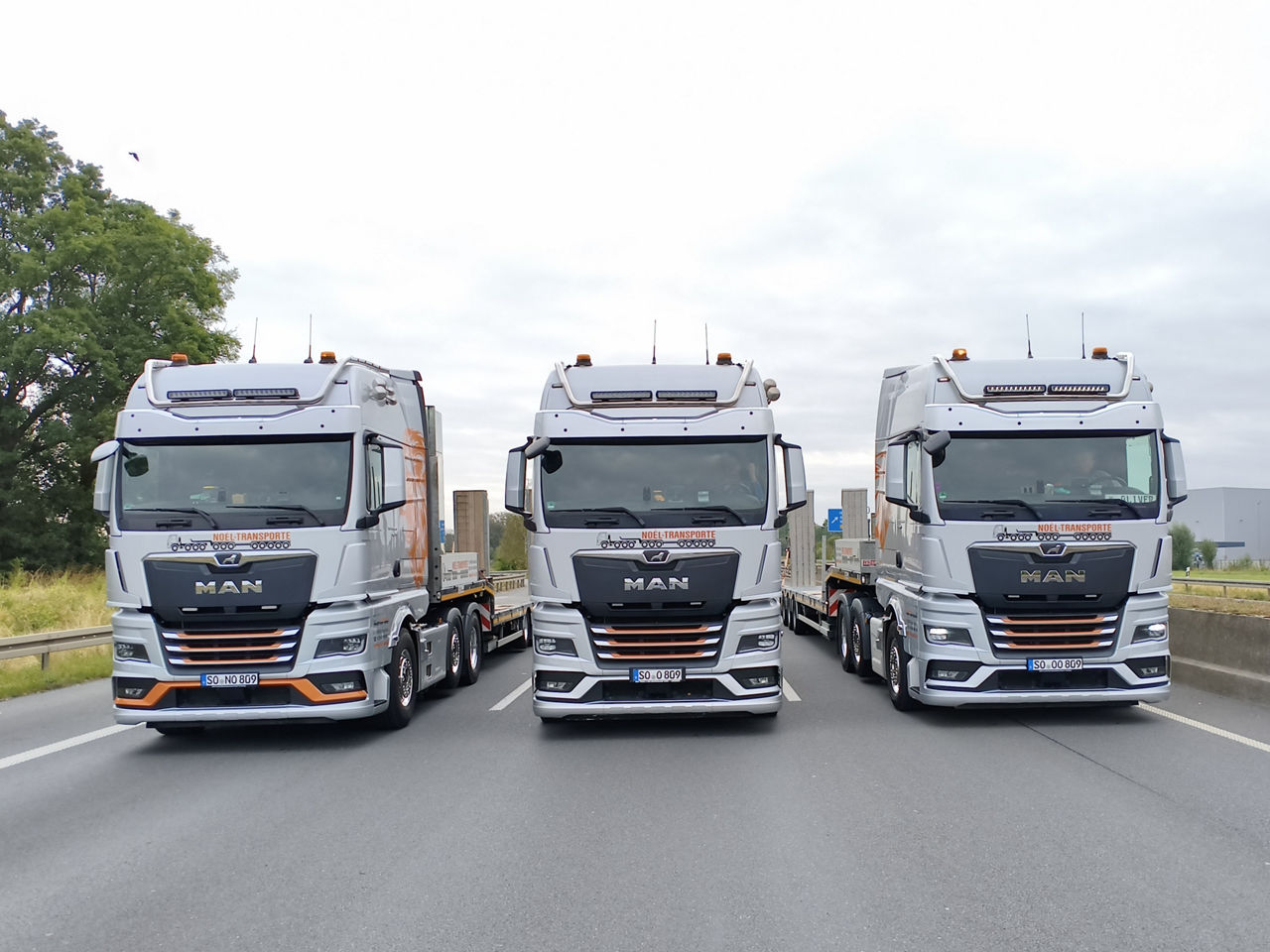 Drei neue MAN TGX in einer Reihe und man sieht die Fronten der Lkw. 