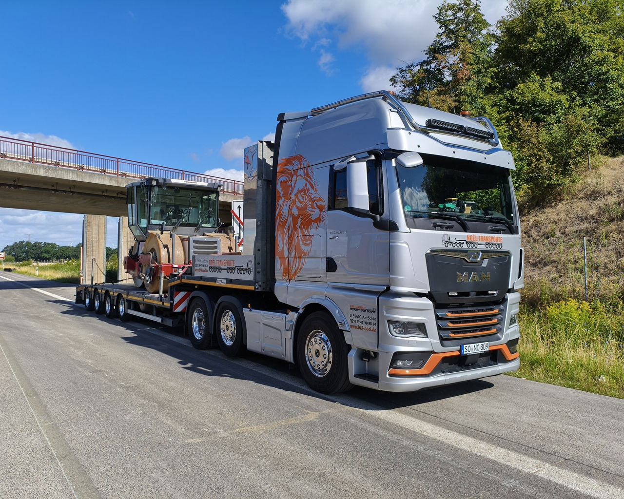 Der MAN TGX transportiert einen Radlader zur nächsten Baustelle. 