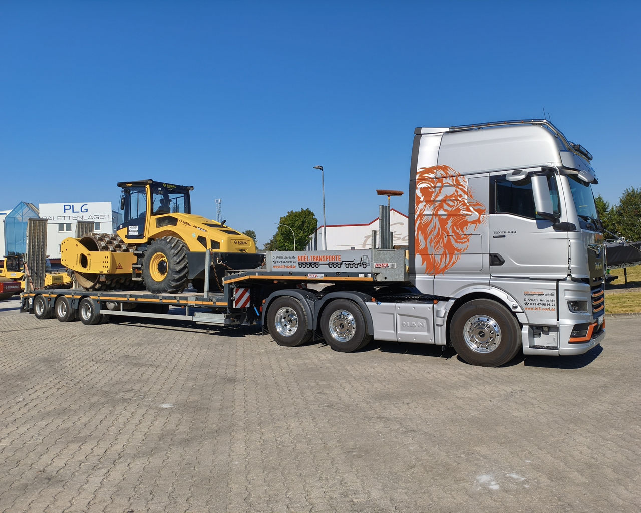 Der MAN TGX transportiert einen Radlader zur nächsten Baustelle. 