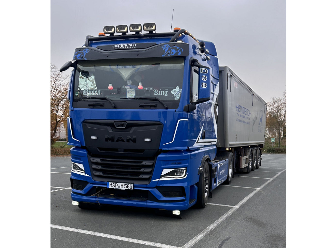 Der blaue MAN TGX mit hellen Kippauflieger von Sven Mayer steht auf einem Parkplatz
