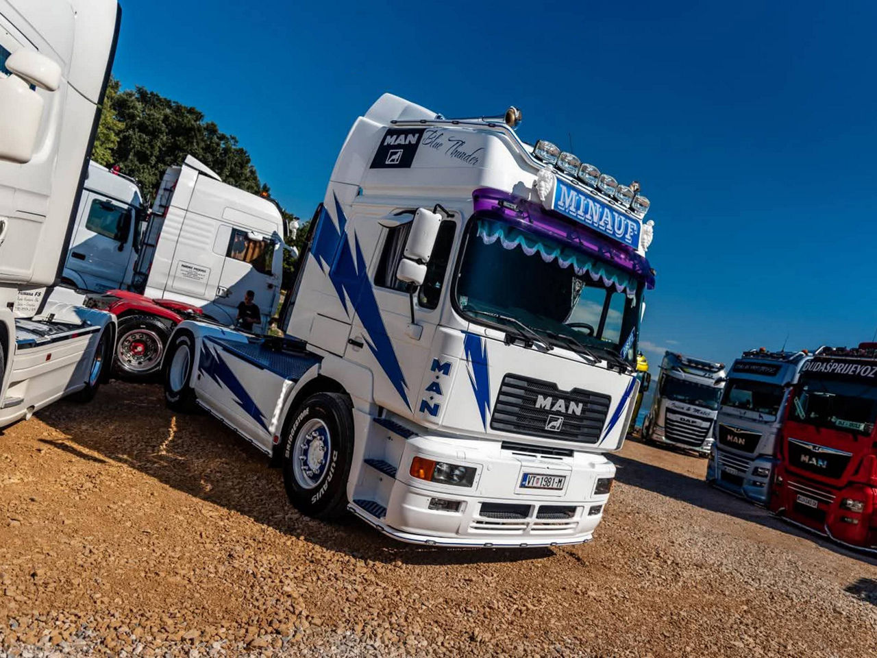 Weißer Lkw auf Schotterparkplatz