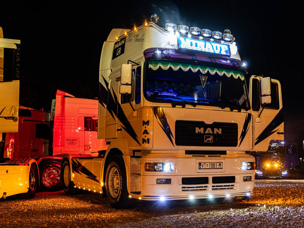 Weißer LKW bei nacht