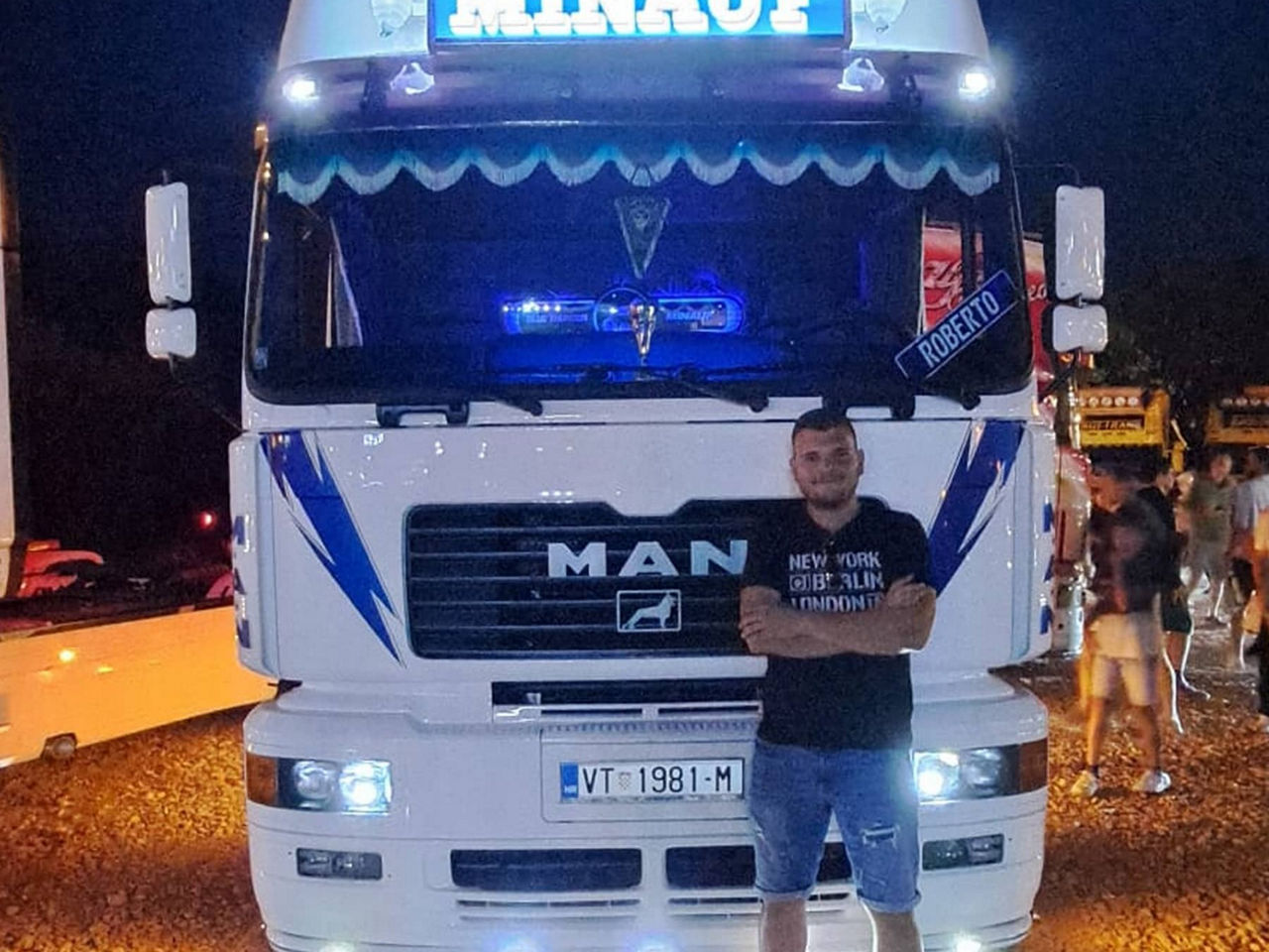 Mann vor LKW bei nacht