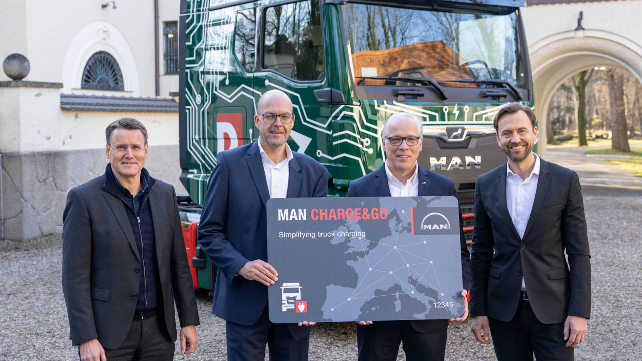 NEU-16-9---2400-x-1350-px-MAN-stories-Uebergabe-eTruck-an-Duvenbeck-Header.jpg