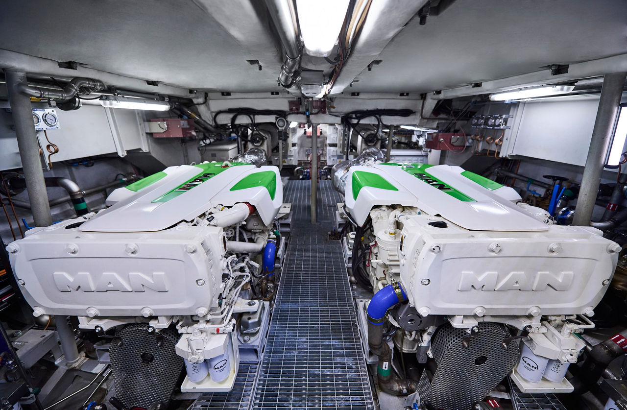 Marine-Hybridmotorraum mit MAN-Antriebssystem