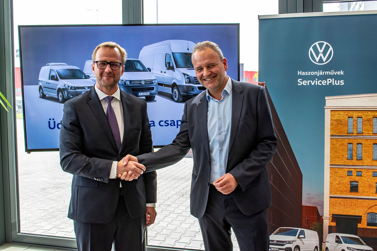Az ünnepélyes kézfogással hivatalosan is megindult az együttműködés: balról Német Balázs, a Porsche Hungaria Kft. ügyvezető igazgatója, jobbról Martin Strier, az MAN Kft. ügyvezető igazgatója