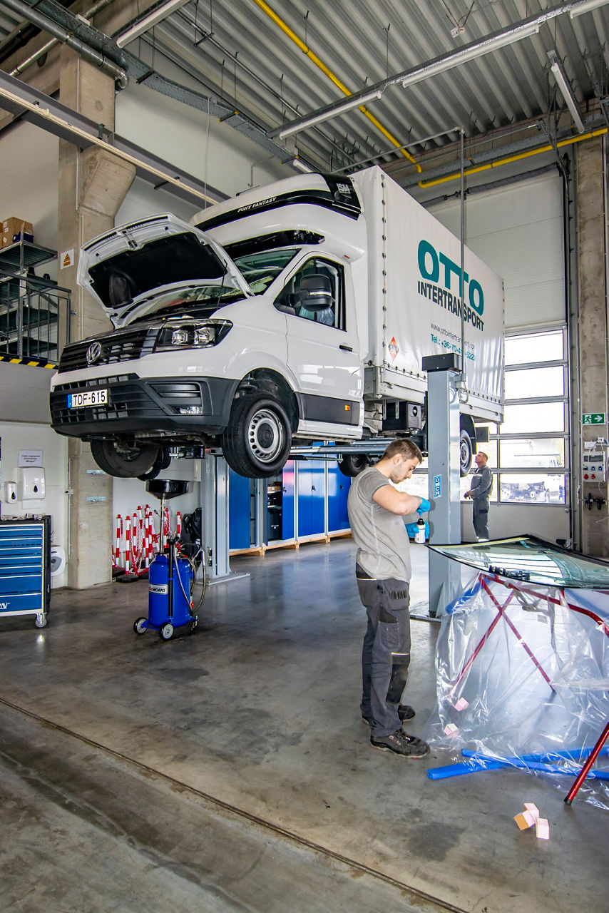 A műhely nagy belmagasságának köszönhetően még a legmagasabb felépítményű kishaszonjárműveket is teljesen felemelhetik