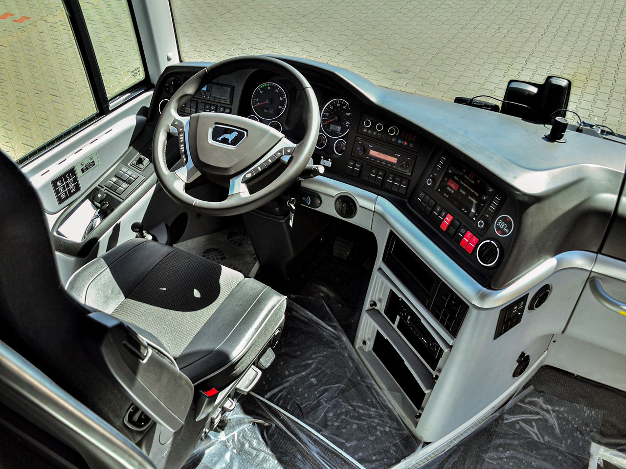 P-Bus-Geri-Tours-04.jpg