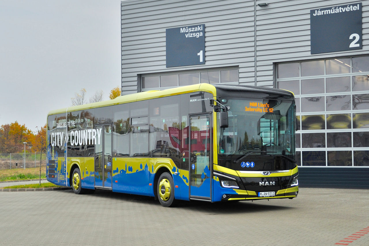 P-Bus-MANLionsIntercityLE-premier-01.jpg