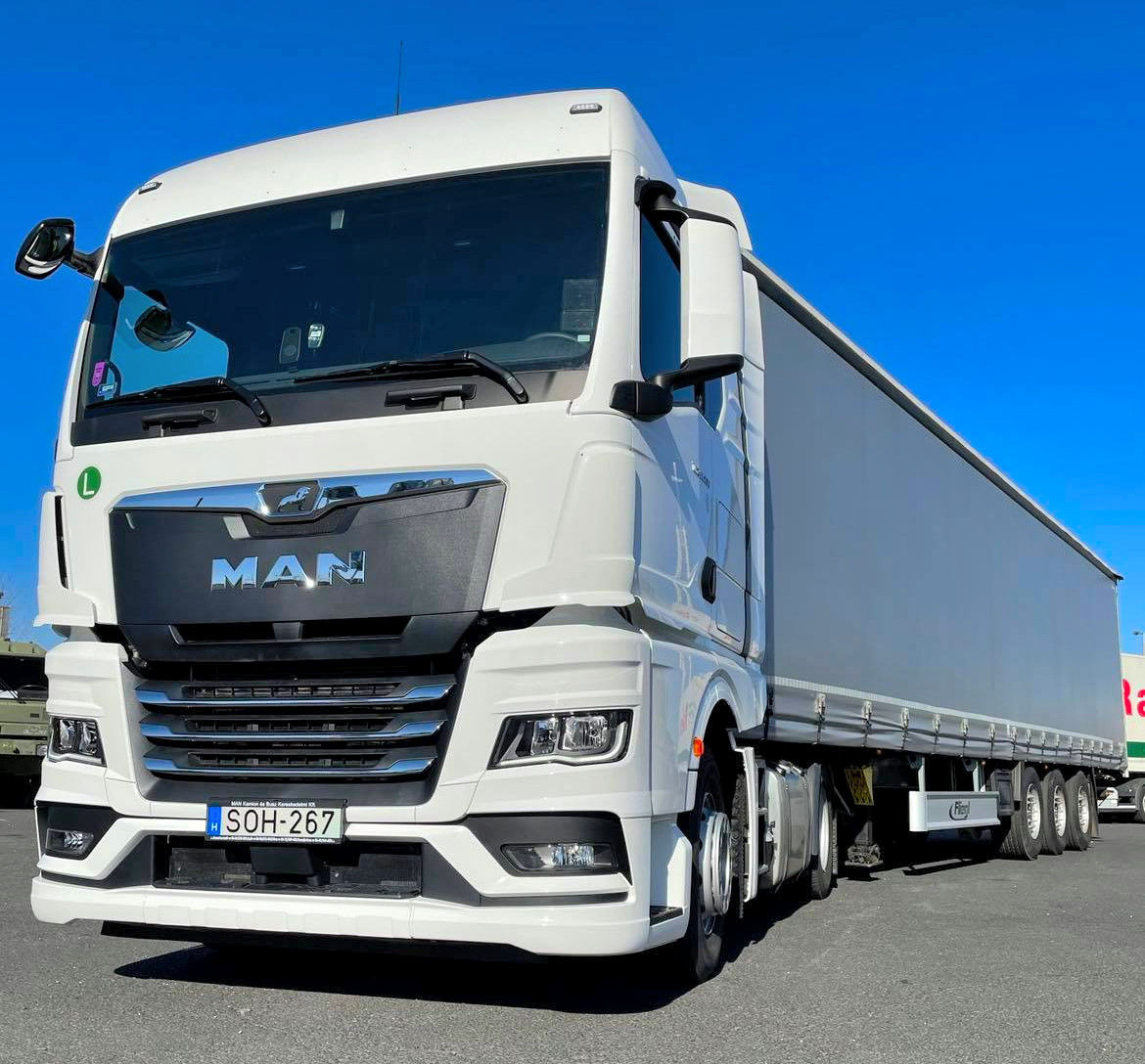 A hazai tesztek során a D26-os motor 470 lóerős változata bizonyult a leggazdaságosabbnak 15-20 tonna rakománytömeg és nyugat-magyarországi domborzat esetén. Teljes terhelés és nehéz útvonalak esetén az 510 lóerős kivitel lehet az ideális.