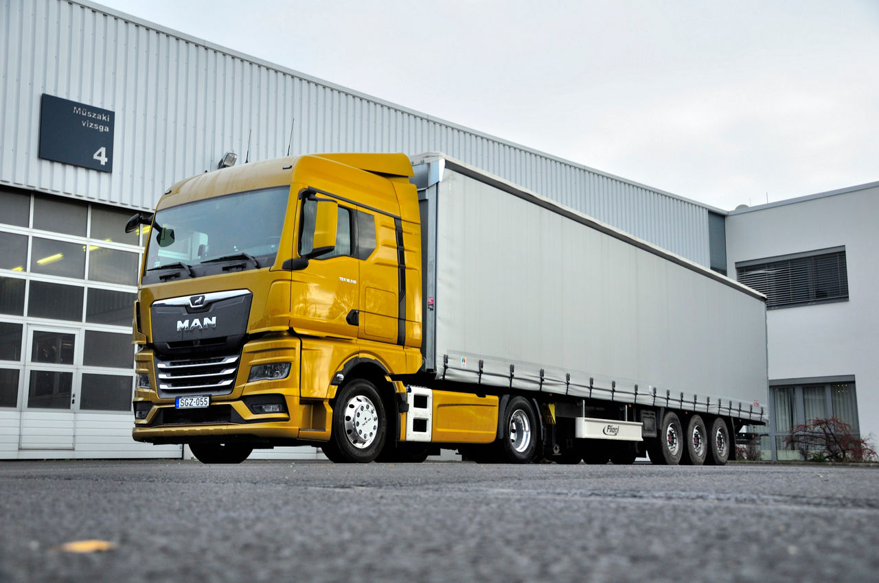 Napellenző, légkürtök és lámpakonzolok helyett oldalsó szoknyák és pontosan a félpótkocsihoz beállított tetőlégterelő, meg persze helyes abroncsnyomás és megfeszített ponyva. Apróságnak tűnnek ezek, mégis összességében sokat számítanak az üzemanyag-fogyasztásban.