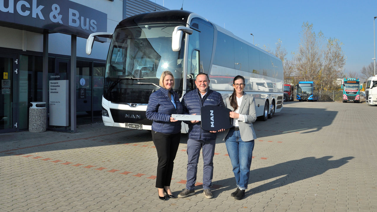 A képen balról jobbra: Titkos-Kirschner Brigitta, az ECB Travel Kft. ügyvezetője, Titkos János, az ECB Travel Kft. ügyvezetője és Nagy Gyöngyi, az MAN Kamion és Busz Kereskedelmi Kft. értékesítője.