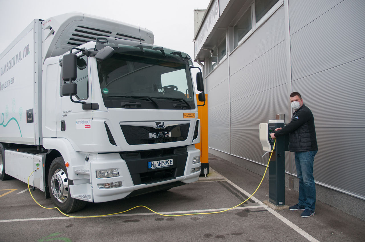 Polnjenje-MAN-eTGE-Voznik.jpg