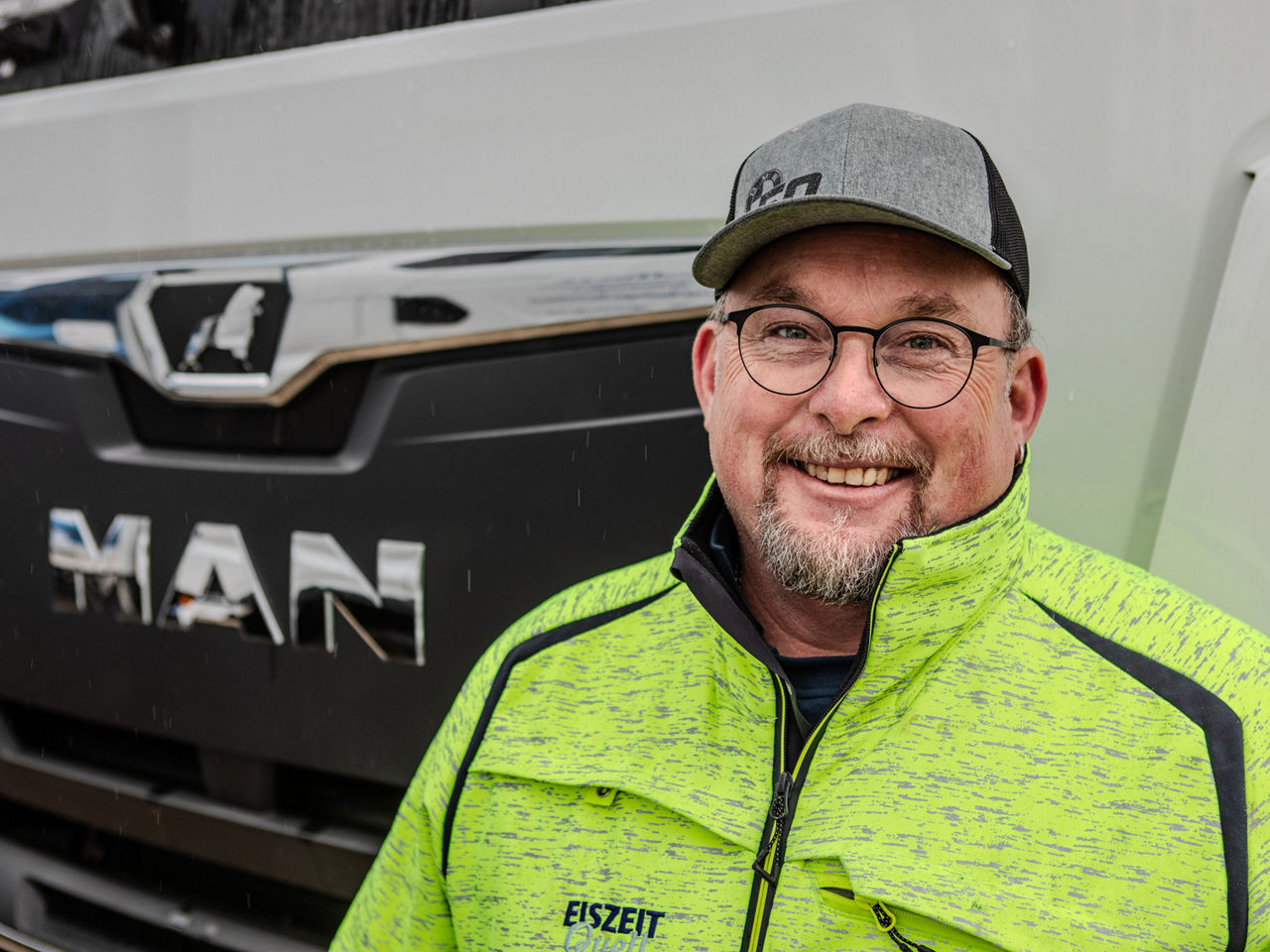 Reichle vor einem MAN Lkw