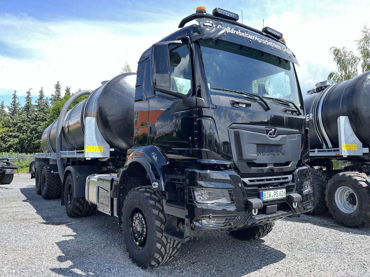 Ein schwarzer MAN-Lkw aus dem Fuhrpark der Großdrebnitzer Agrarbetriebsgesellschaft in Bischofswerda.