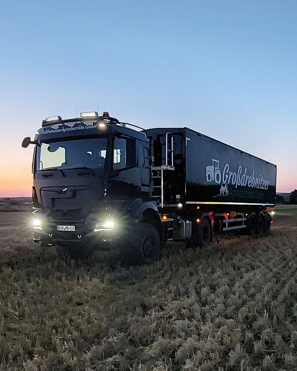 Feldeinsatz eines schwarzen MAN-Lkw bei Nacht.
