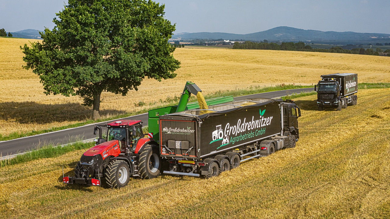 Feldeinsatz der schwarzen MAN-Lkw bei der Ernte.