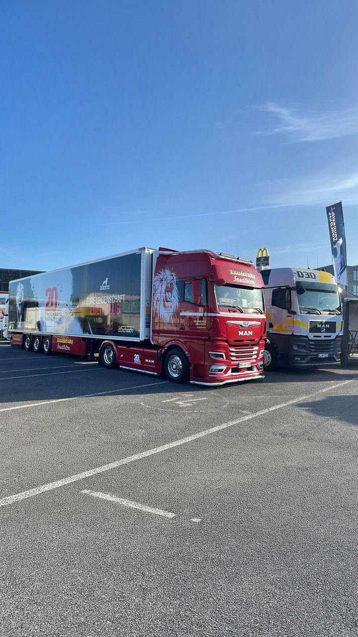 Lkws vor der Rüssel Truck Show 2026