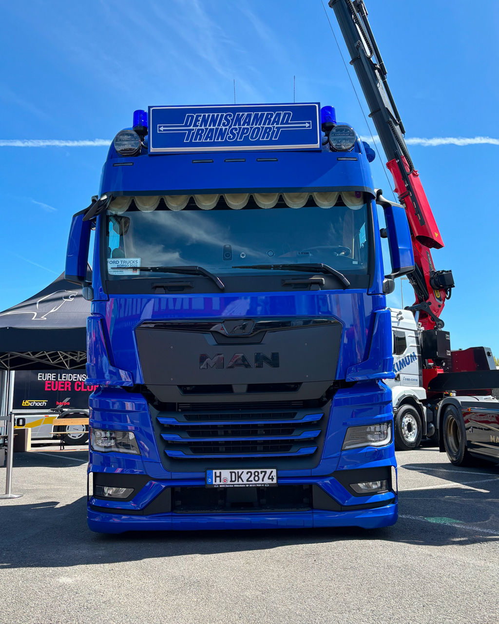 Dieser schwarze MAN TGX in der Golden Lion Edition und der blaue MAN TGX der Firma Dennis Kamrad sind ein echter Hingucker.