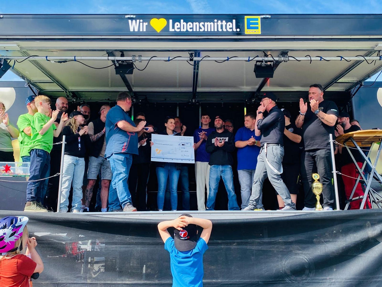 Spendenscheckübergabe an den Verein für krebskranke Kinder Kassel e.V.