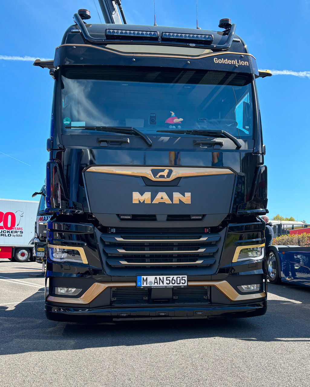 Dieser schwarze MAN TGX in der Golden Lion Edition und der blaue MAN TGX der Firma Dennis Kamrad sind ein echter Hingucker. 