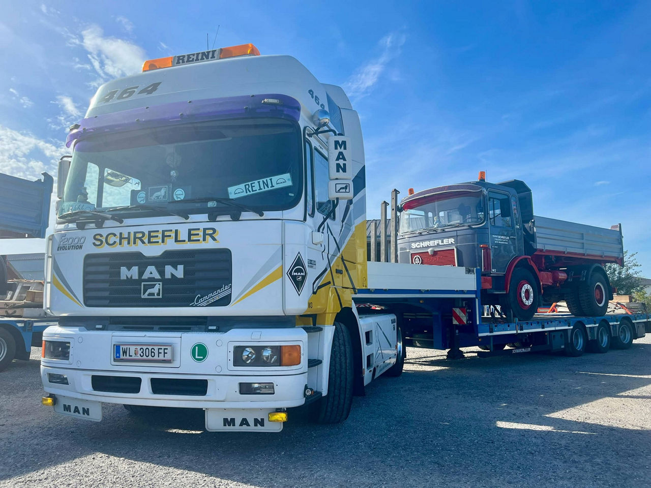 MAN Lkw mit Firmenaufschrift Schrefler