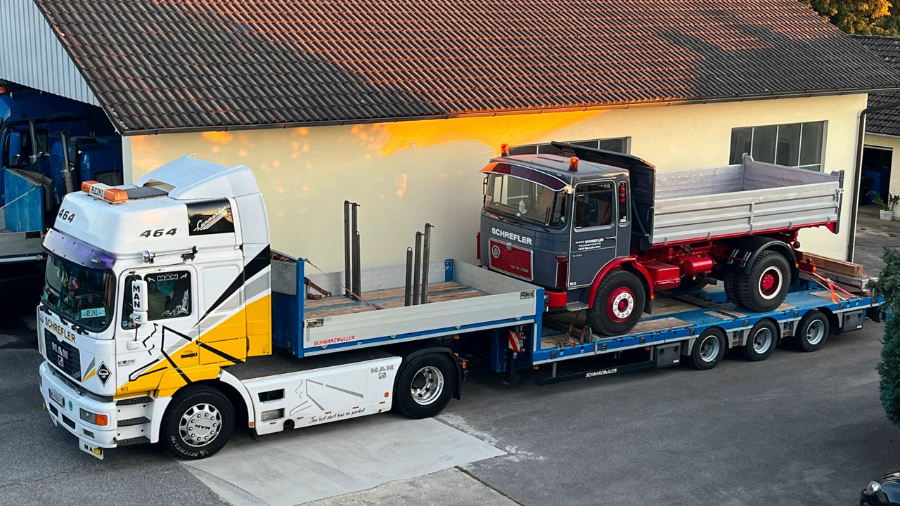 Bild aus Vogelperspektive von einem alten MAN Lkw auf einem neuen MAN Lkw