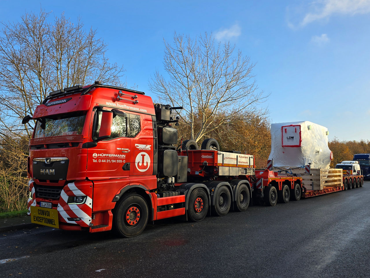 Roter Schwerlasttransport von MAN