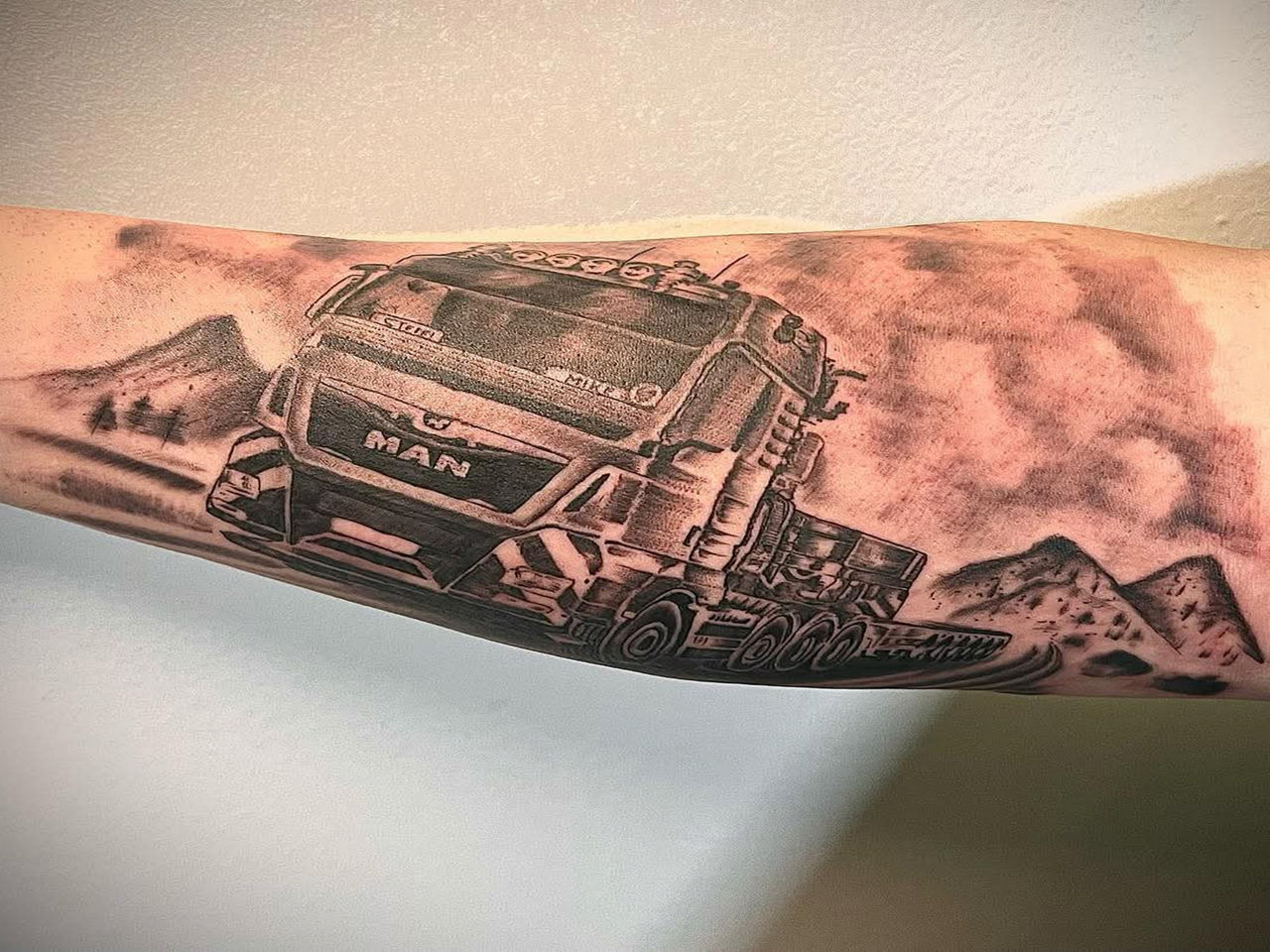 Tattoo am Arm eines MAN Lkw