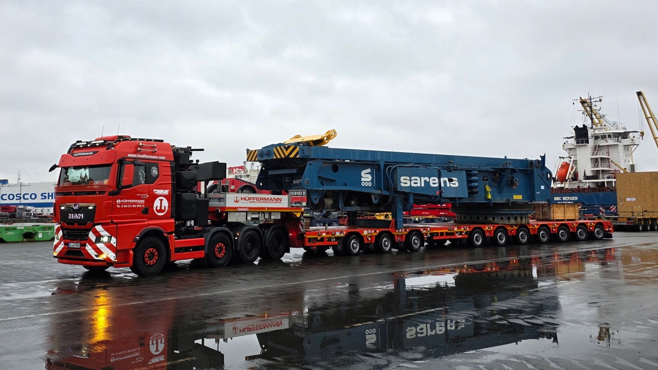 Langer roter MAN Schwertransport Lkw