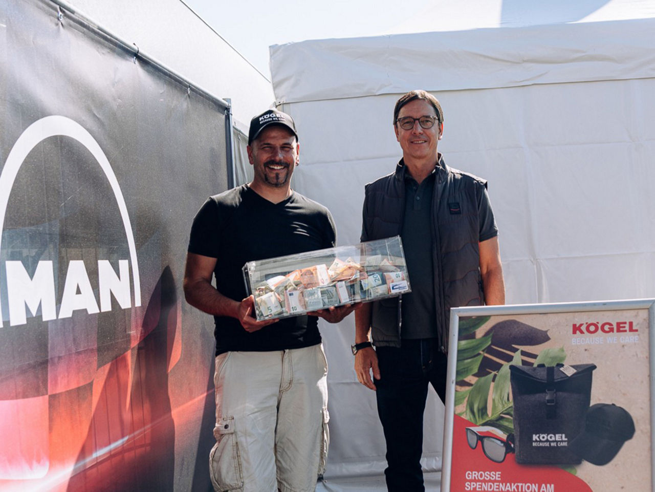 Die Spendensumme wird von Stefan Schall, Geschäftsführer Vertrieb MAN Truck & Bus Deutschland GmbH, stellvertretend für das MAN Team vor Ort an Stefan Zellweger übergeben.
