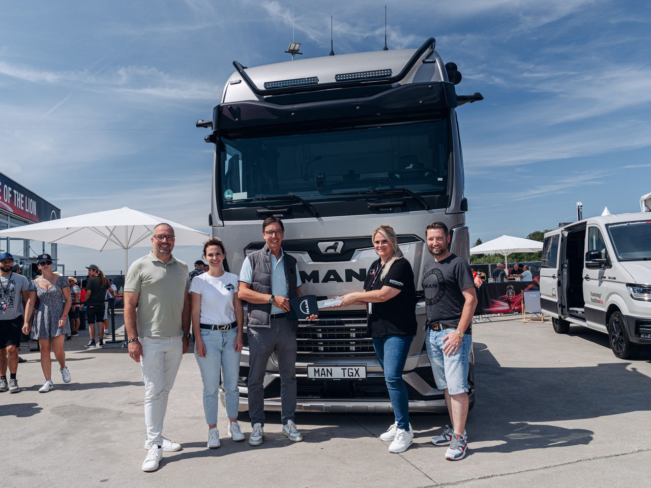 Menschen stehen vor der MAN TGX Trucker's Edition