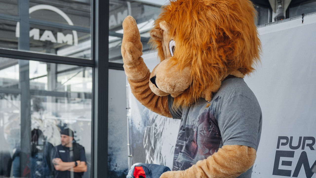 MAN Löwen Maskottchen am MAN Stand