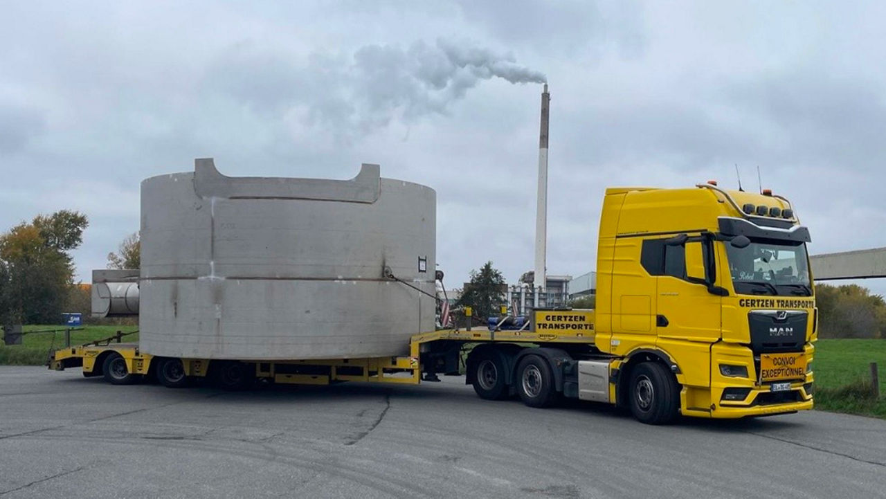 Clarissa Bliwert fährt mit ihren gelben MAN TGX 26.520 Schwertransporte durch ganz Europa.