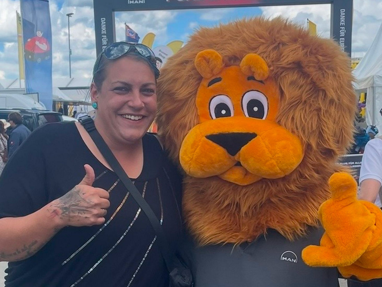 Clarissa Bliwert war Gewinnerin beim Trucker’s World Gewinnspiel für ein Löwen-Tattoo und freut sich über dieses Fotos mit dem Club-Löwen-Maskottchen umso mehr.