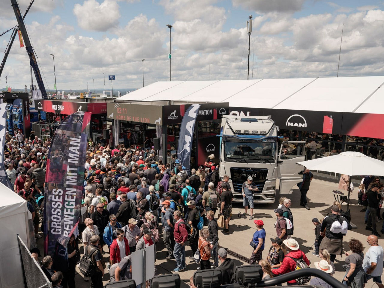 MAN-Stand auf Nürnburgring mit vielen Menschen