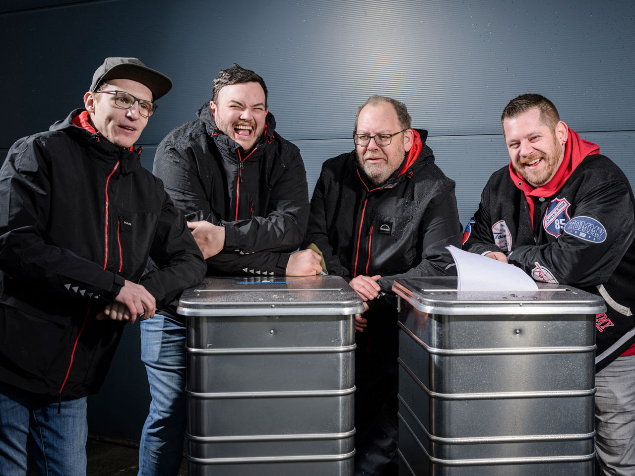 Vier Fahrer – ein eingeschworenes Team der Firma von Marco Thiel. Zusammenhalt ist wichtig.