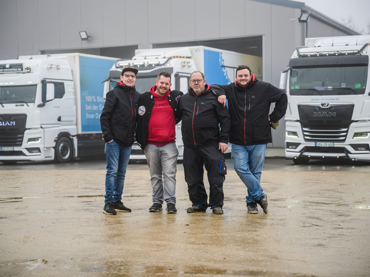 Vier Fahrer – ein eingeschworenes Team der Firma von Marco Thiel. Zusammenhalt ist wichtig.