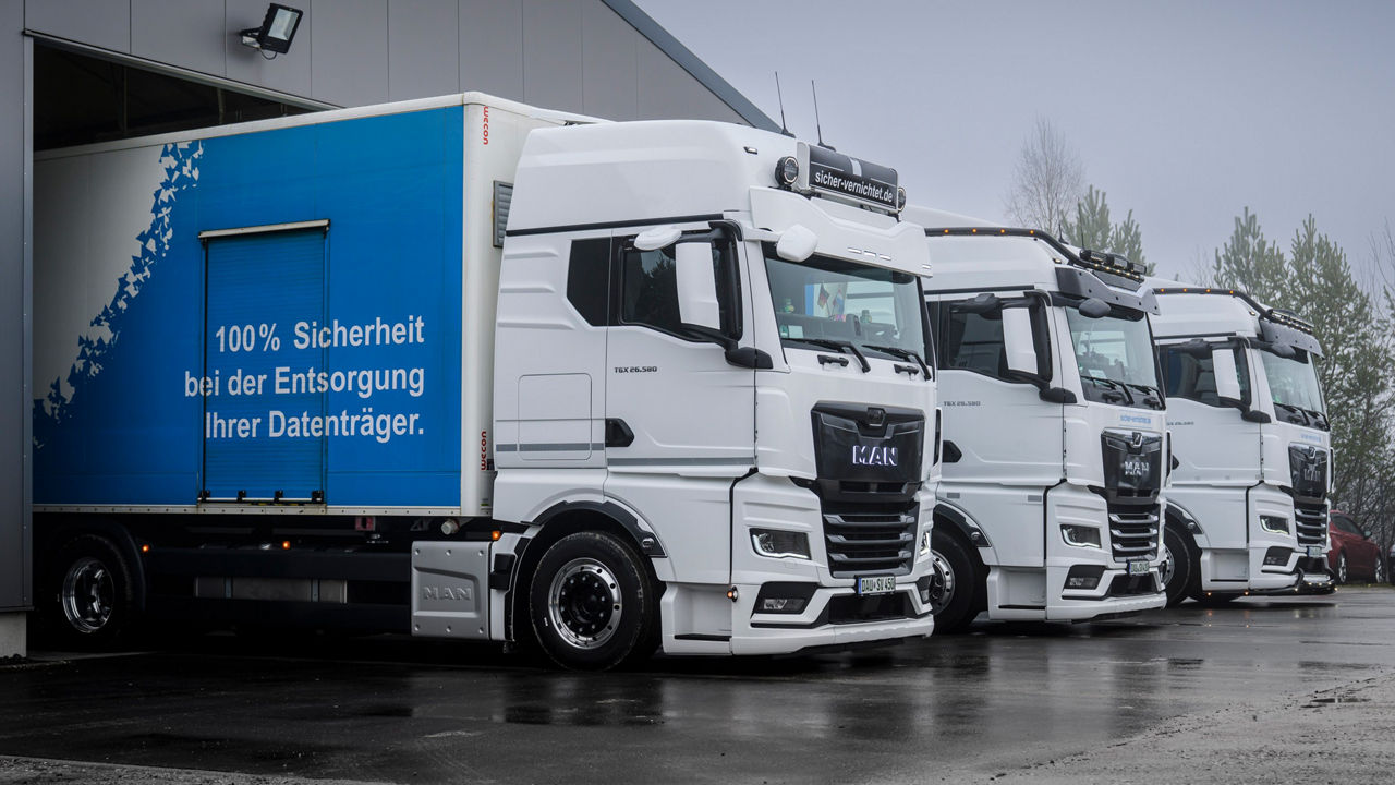 Ein prüfender Blick in die Datenmülltonne, die bereits am Lkw hängt, dann wird sie entleert.