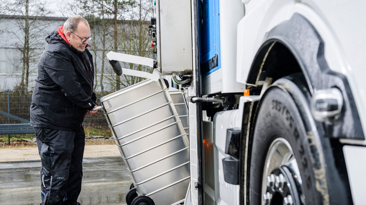 Drei weiße MAN TGX der Firma Thiel aufgestellt auf dem Gelände der Firma und bereit für den nächsten Einsatz.