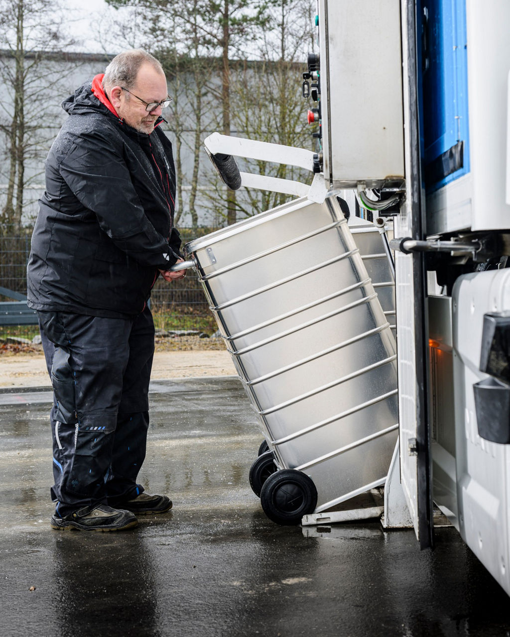 Drei weiße MAN TGX der Firma Thiel aufgestellt auf dem Gelände der Firma und bereit für den nächsten Einsatz.