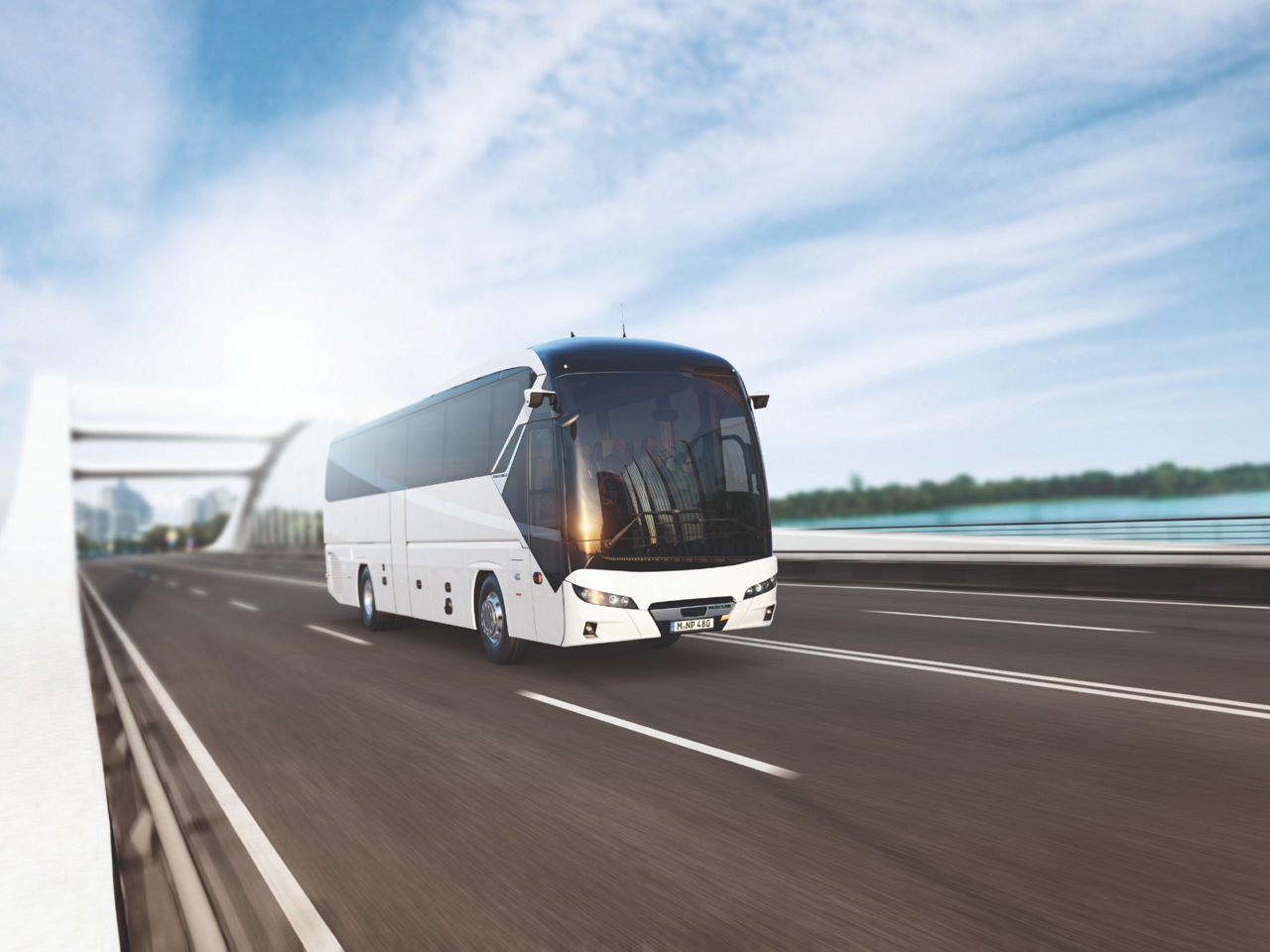 NEOPLAN Tourliner auf einer Brücke