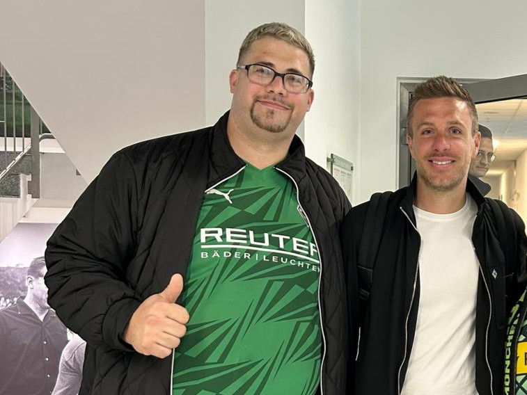 Für Trucker’s World Mitglied Sascha Wilmeroth wurde mit der Übernachtung im Truck mitten im Stadion von Borussia Mönchengladbach ein absoluter Traum wahr. Gemeinsam mit seinem Schwager erlebte er ein Wochenende, das ihm für immer im Gedächtnis bleibt.
