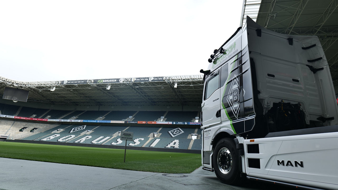 Blick ins Stadion von Borussia Mönchengladbach und rechts steht der MAN TGX mit Fußballvereinsbeklebung.