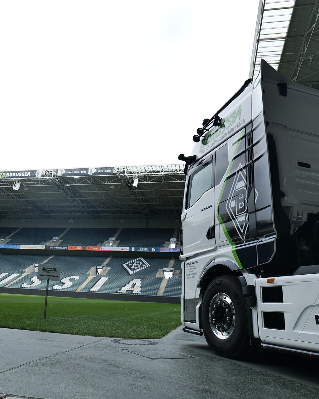 Blick ins Stadion von Borussia Mönchengladbach und rechts steht der MAN TGX mit Fußballvereinsbeklebung.