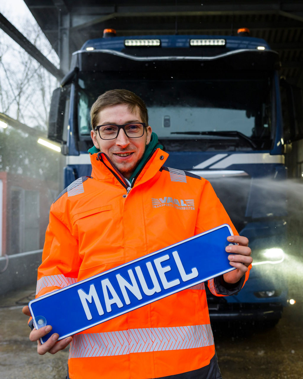 Den blauen MAN eTGX wird Manuel später im Alltag fahren und Baustellen beliefern.